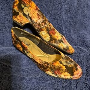 Women's Low Heeled Shoes